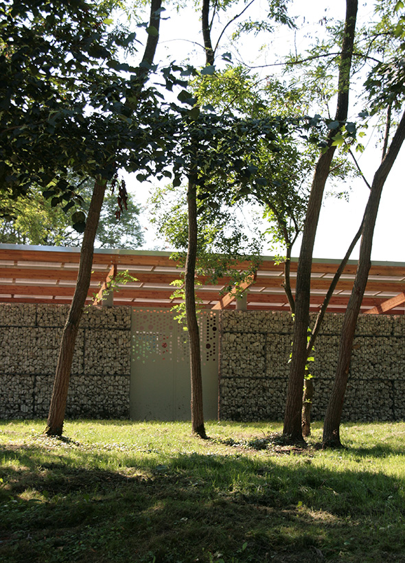 Les espaces sanitaires du parc ont été réfléchis et construits en accord avec l'environnement du parc. En tant qu'architecte la réflexion du projet dans son environnement est la base de réflexion, que cela soit pour des projets neufs ou de rénovations.